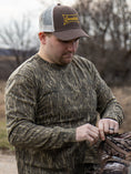 Load image into Gallery viewer, man wearing gamehide logo hat
